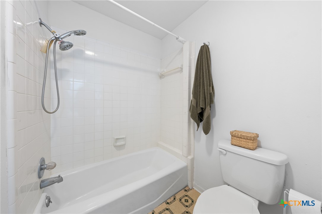 7114 N Lakeview Drive