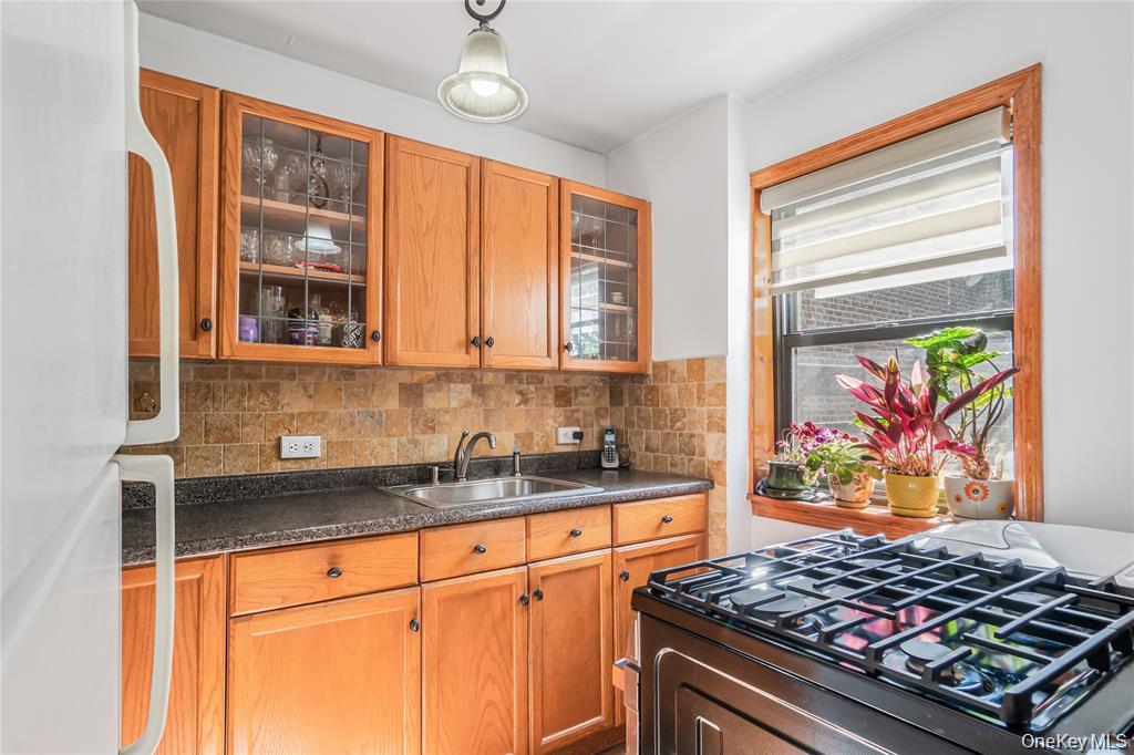 218-12 43rd Avenue Unit: 2E
