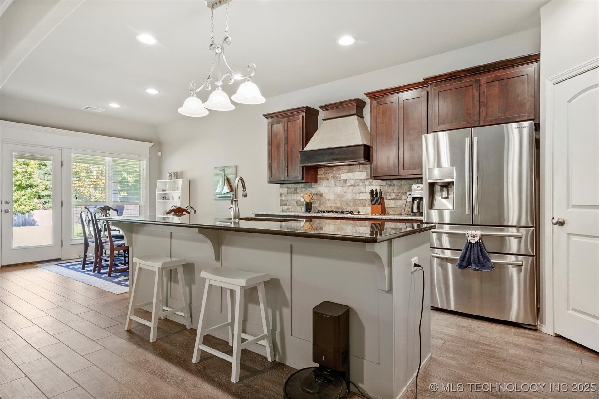 6904 S Chestnut Avenue