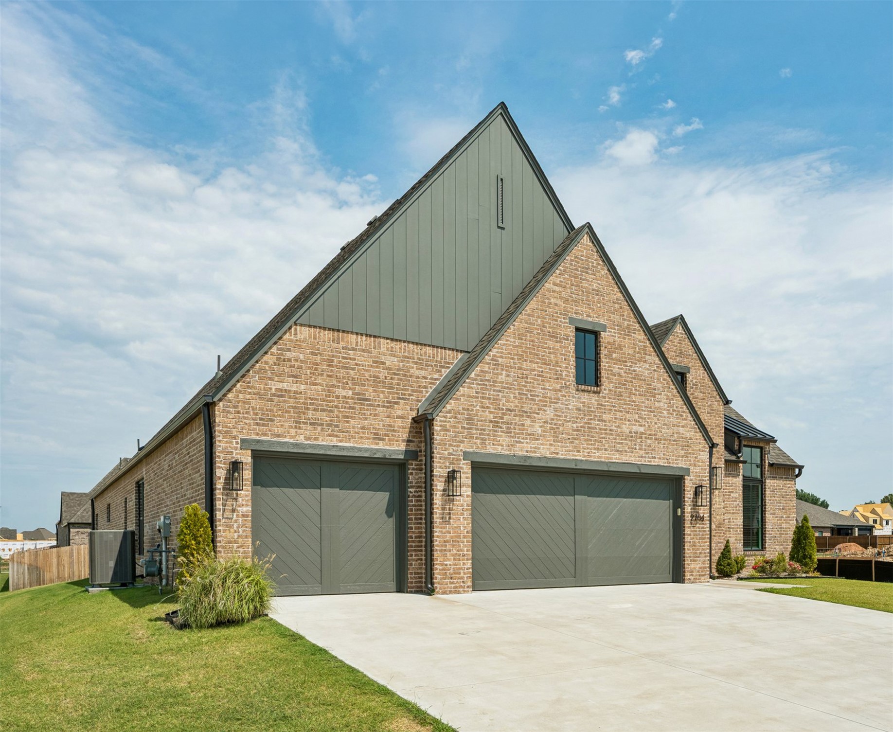 2704 W Twin Oaks Street