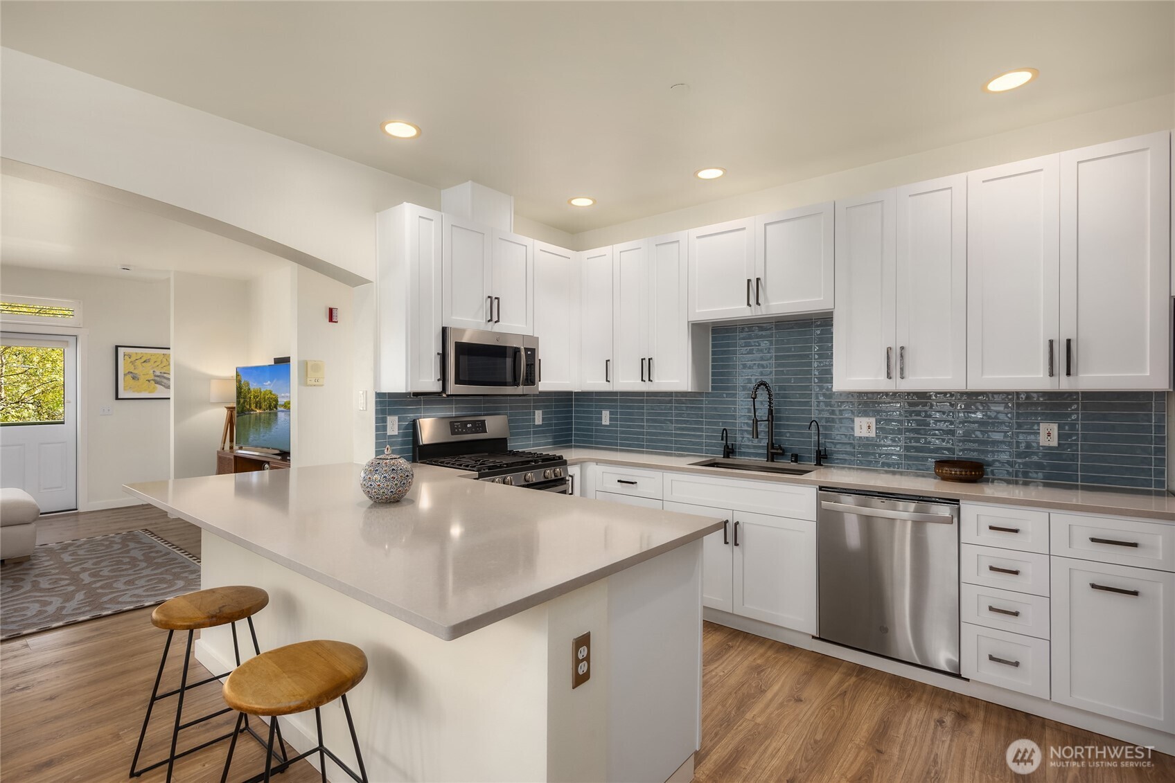 737 Madison Avenue N Unit: 30