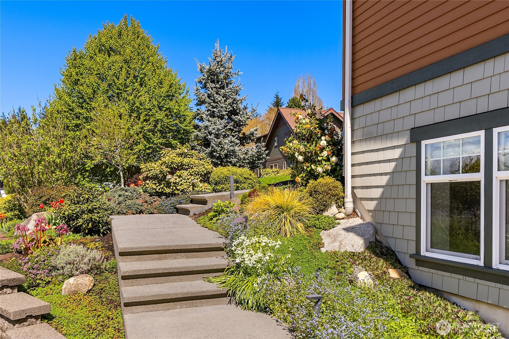 633 Pierce Court NW