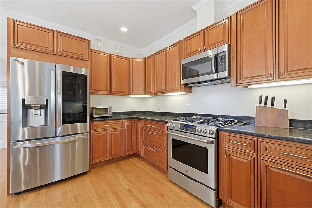 98-100 Lexington Street # 100