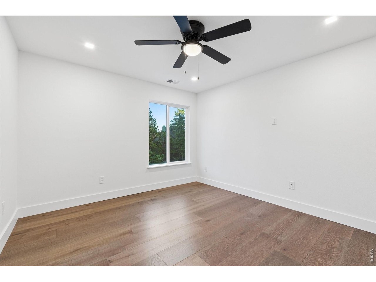 10 Three Lakes Ct