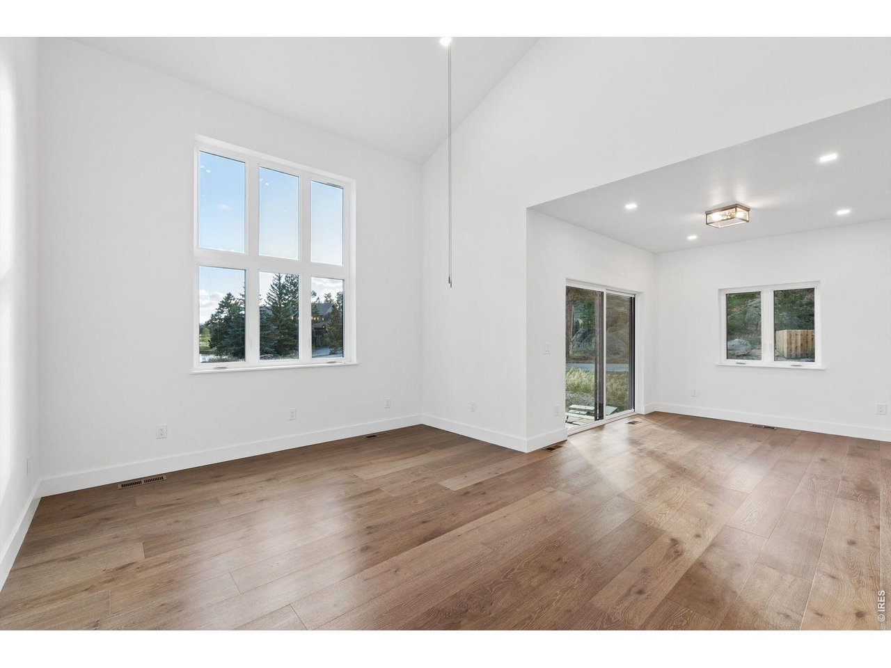10 Three Lakes Ct