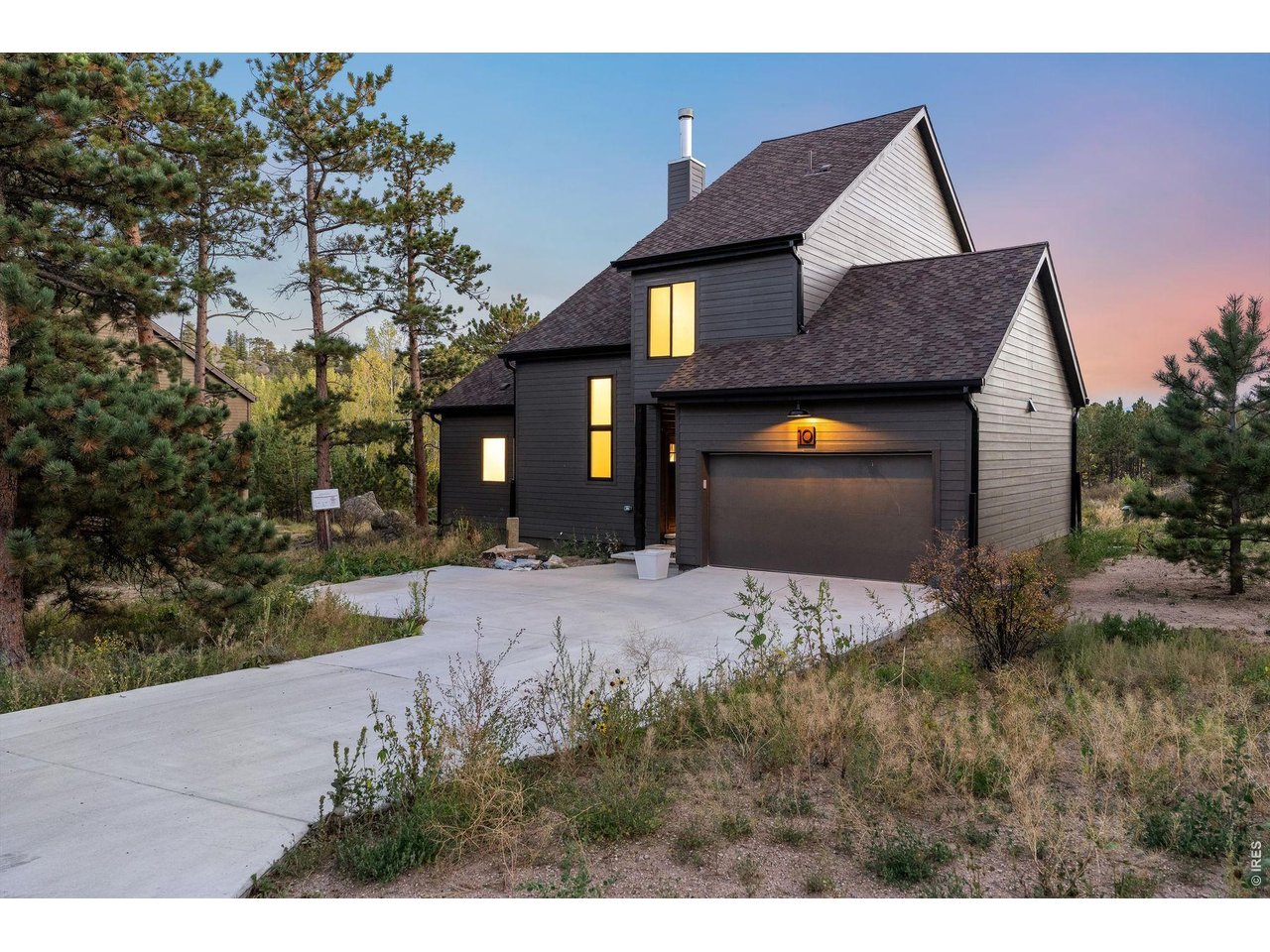 10 Three Lakes Ct
