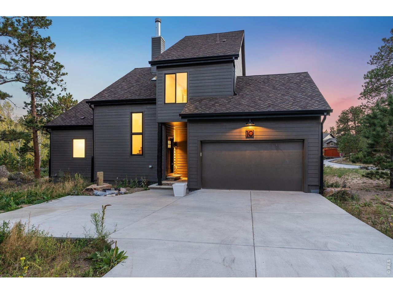 10 Three Lakes Ct