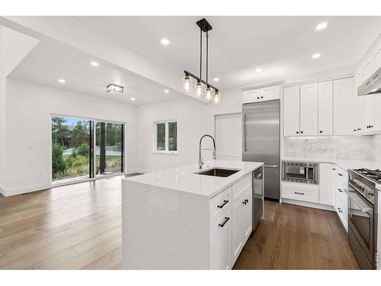 10 Three Lakes Ct