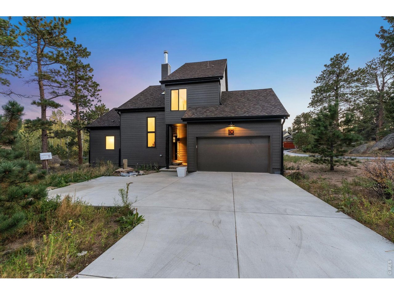 10 Three Lakes Ct