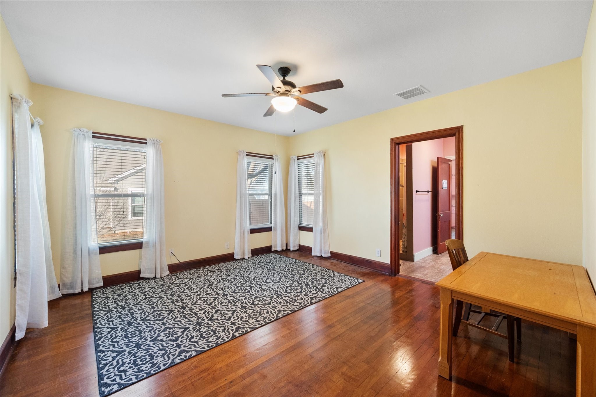 504 W Gilmer Street