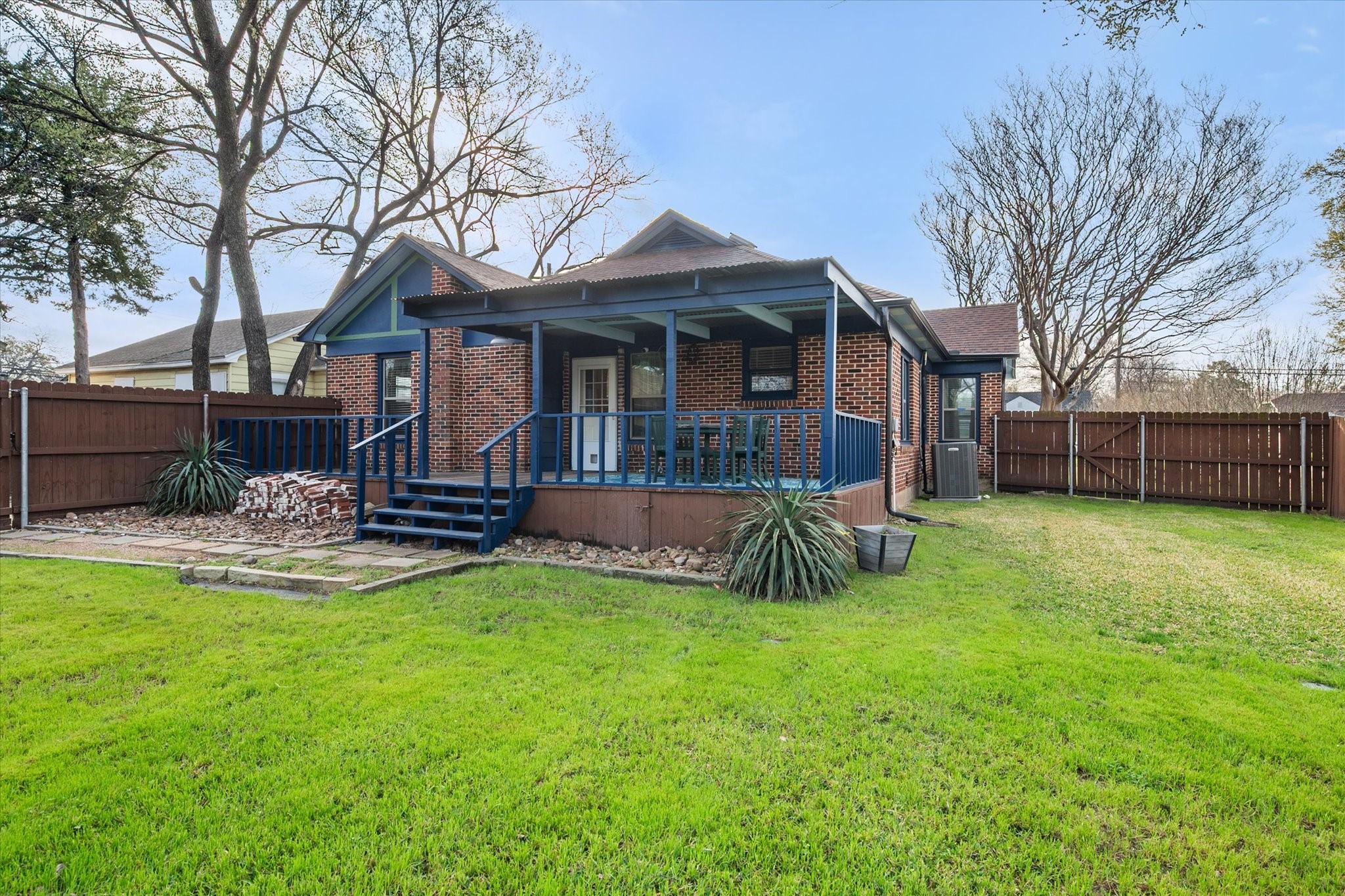 504 W Gilmer Street