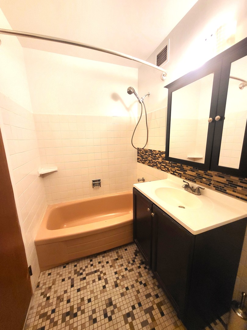 6300 N Sheridan Road Unit: 406