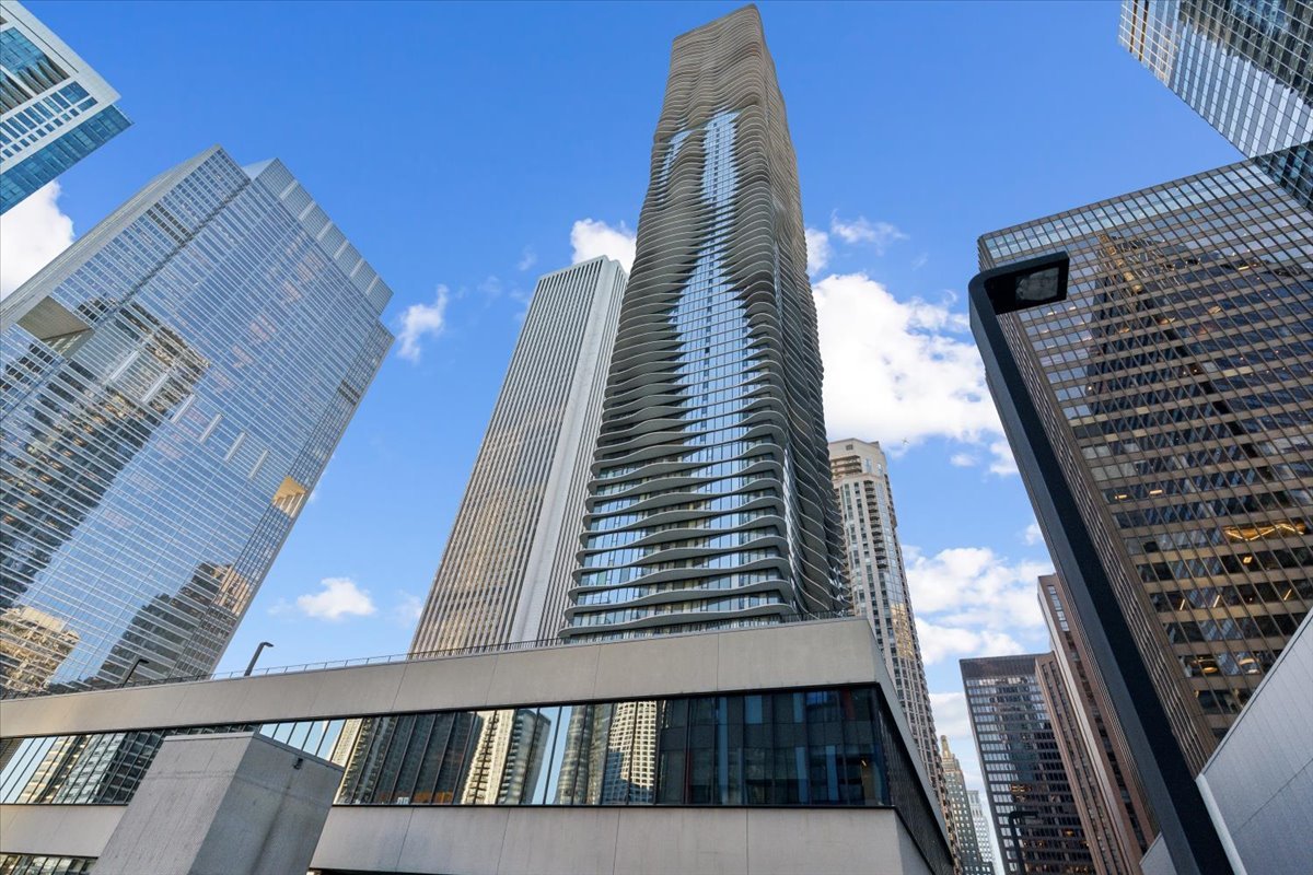 225 N Columbus Drive Unit: 7507