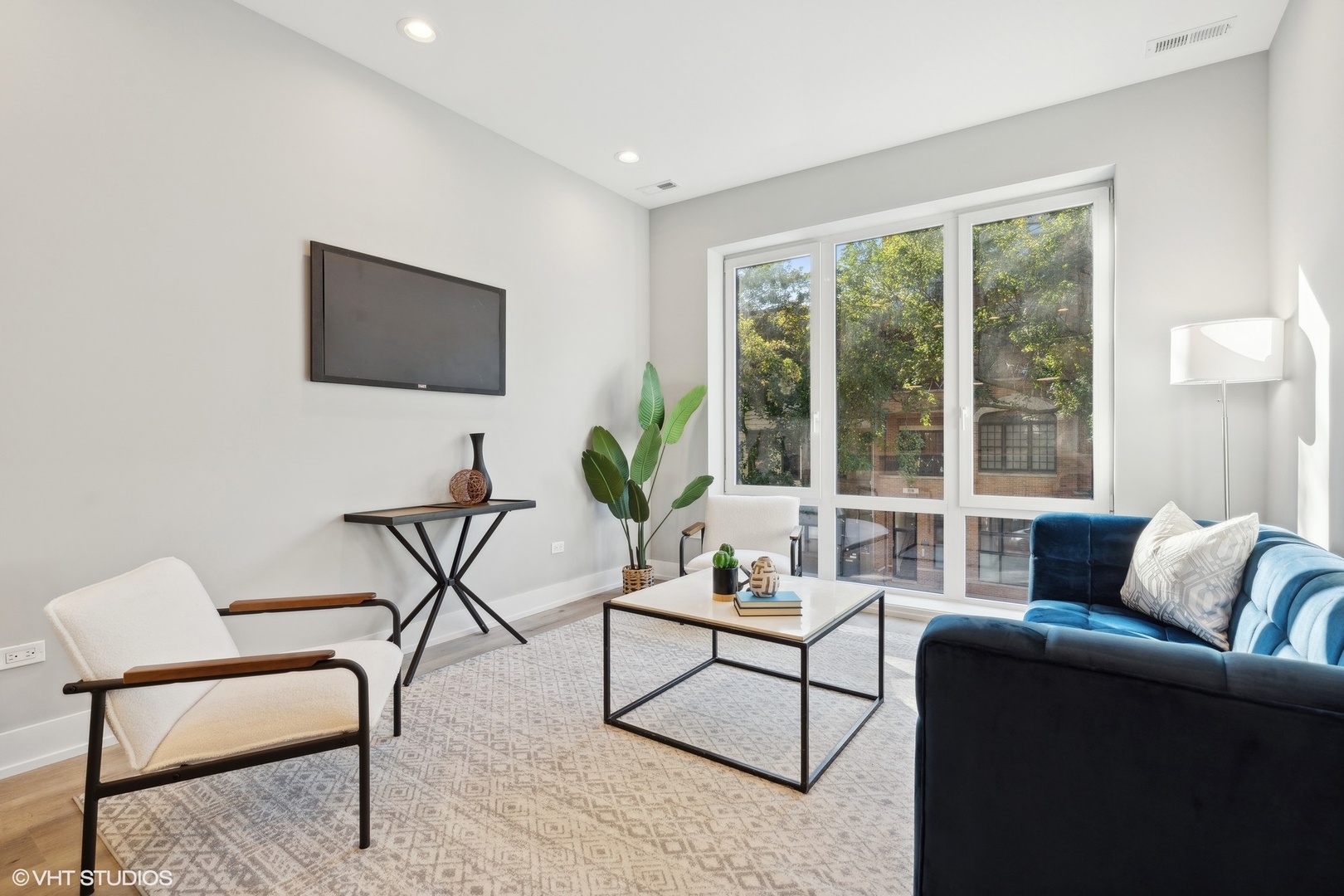 3341 N Sheffield Avenue Unit: 2S