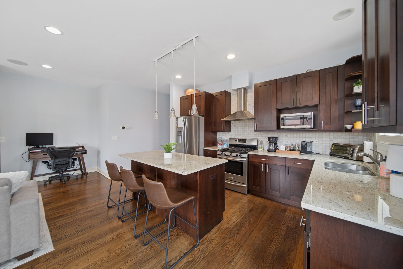 3056 N Oakley Avenue Unit: 2N