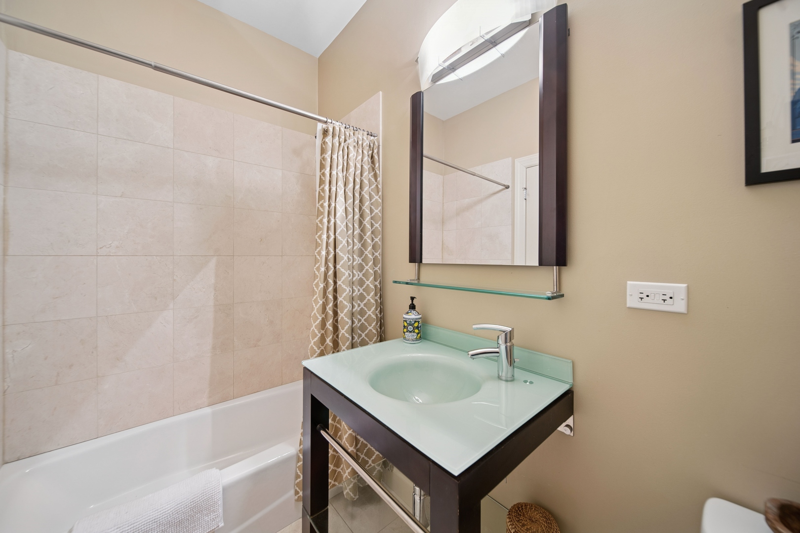 3056 N Oakley Avenue Unit: 2N