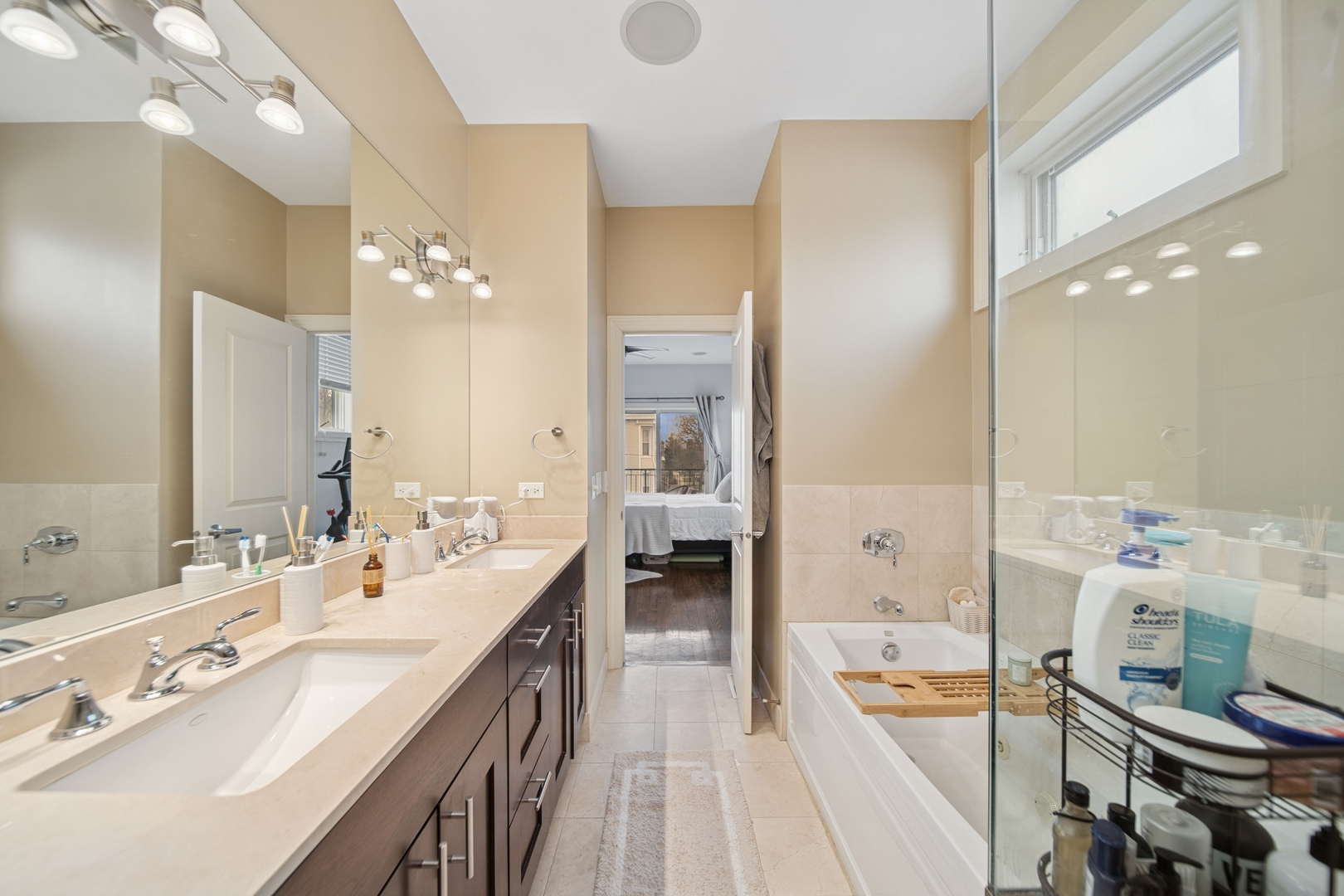 3056 N Oakley Avenue Unit: 2N