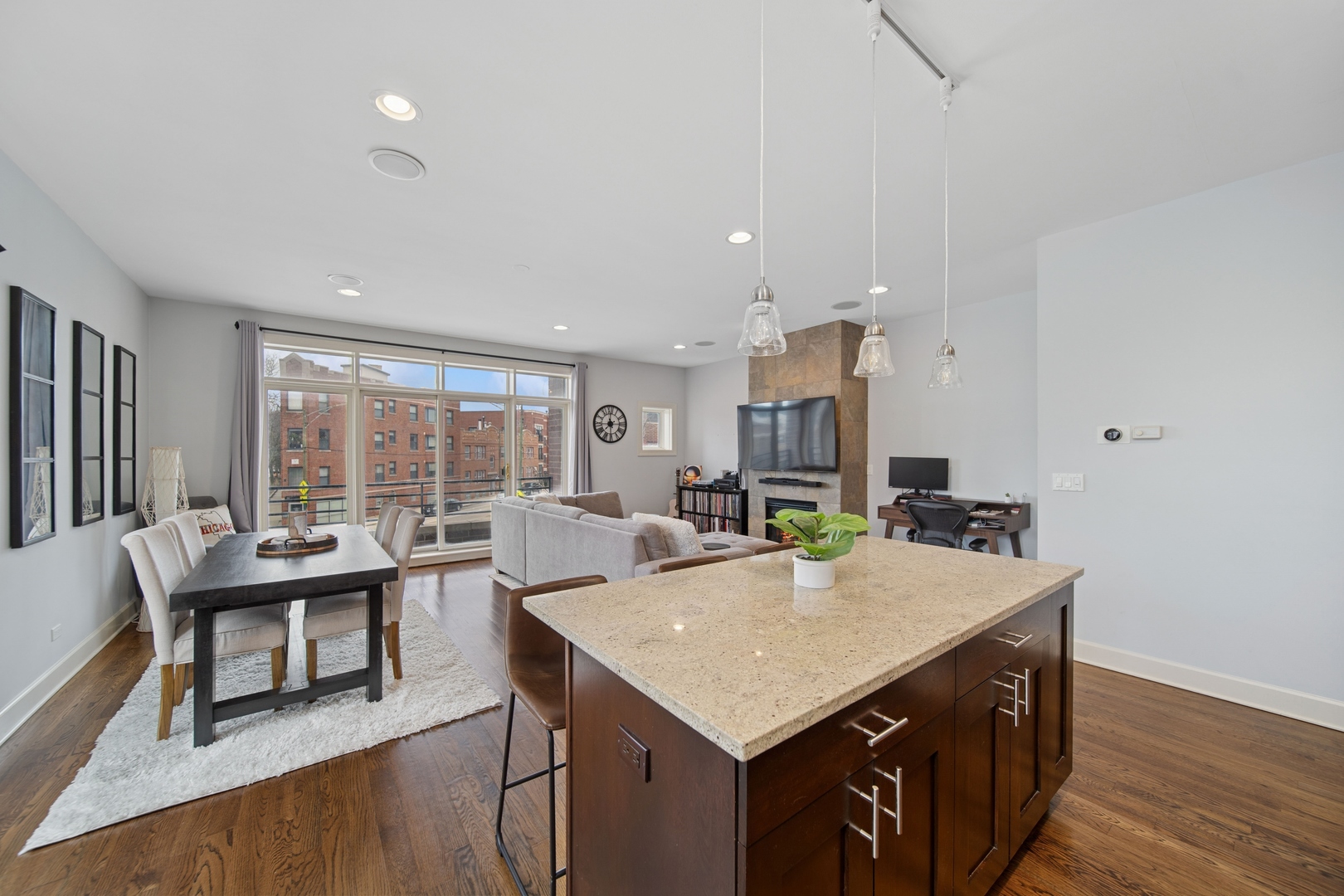 3056 N Oakley Avenue Unit: 2N