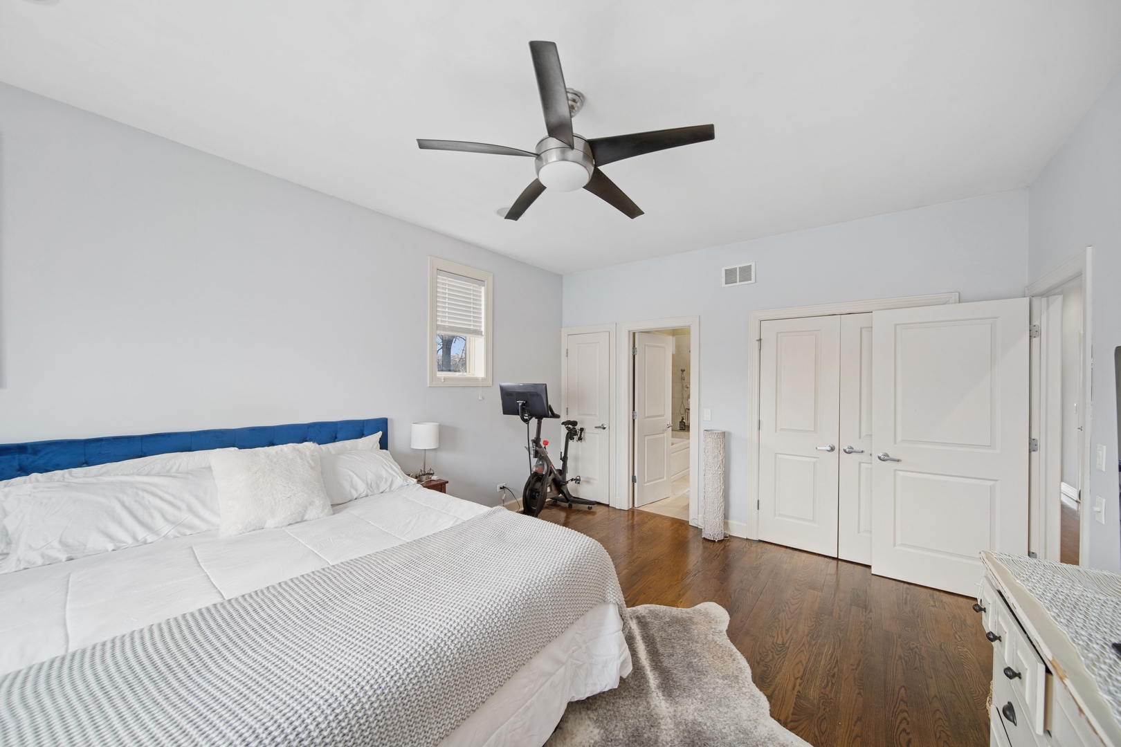 3056 N Oakley Avenue Unit: 2N