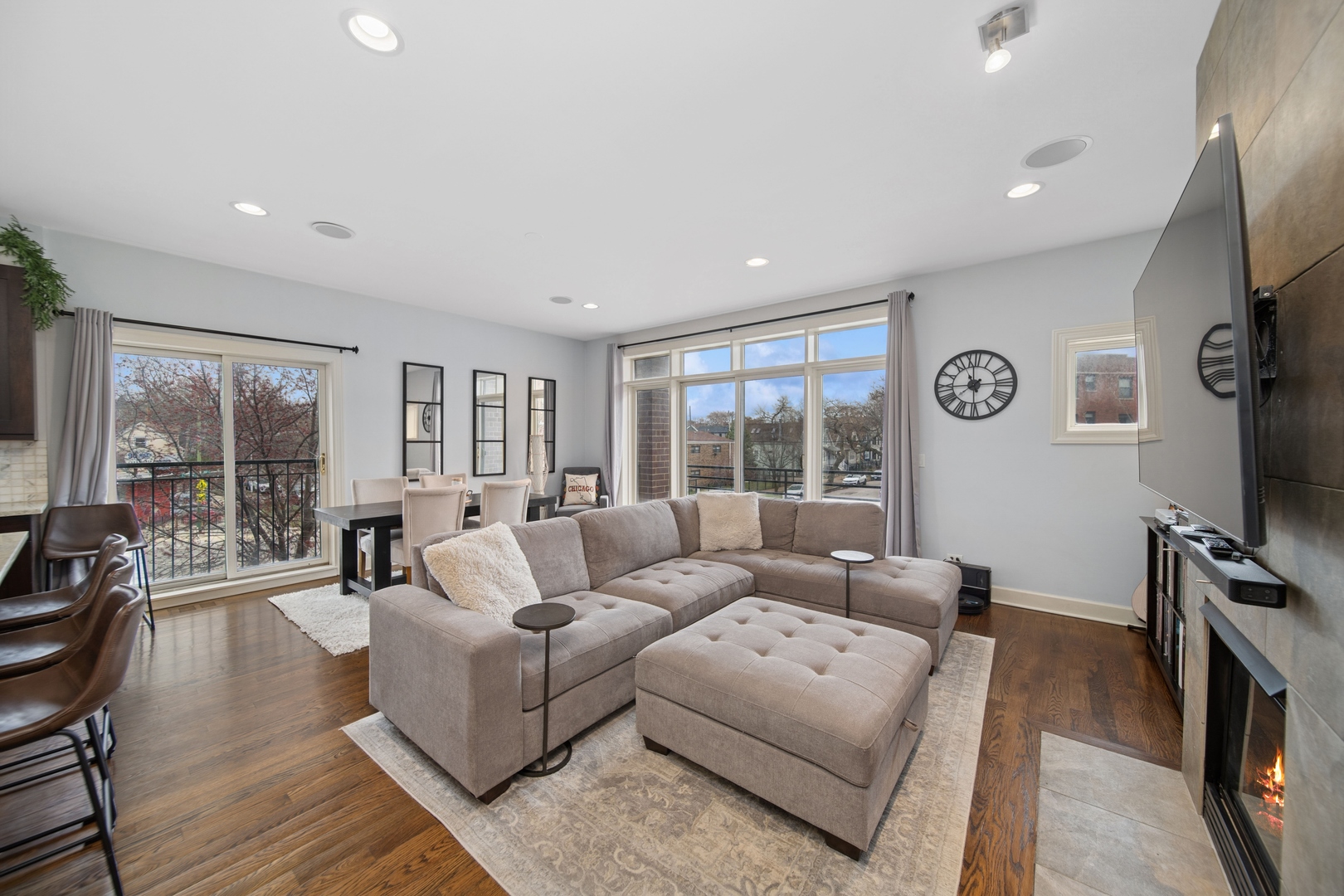 3056 N Oakley Avenue Unit: 2N