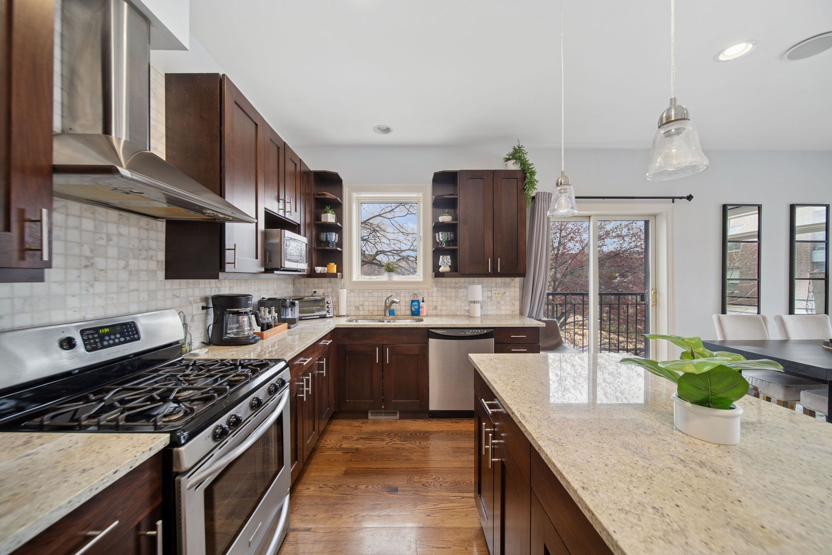 3056 N Oakley Avenue Unit: 2N