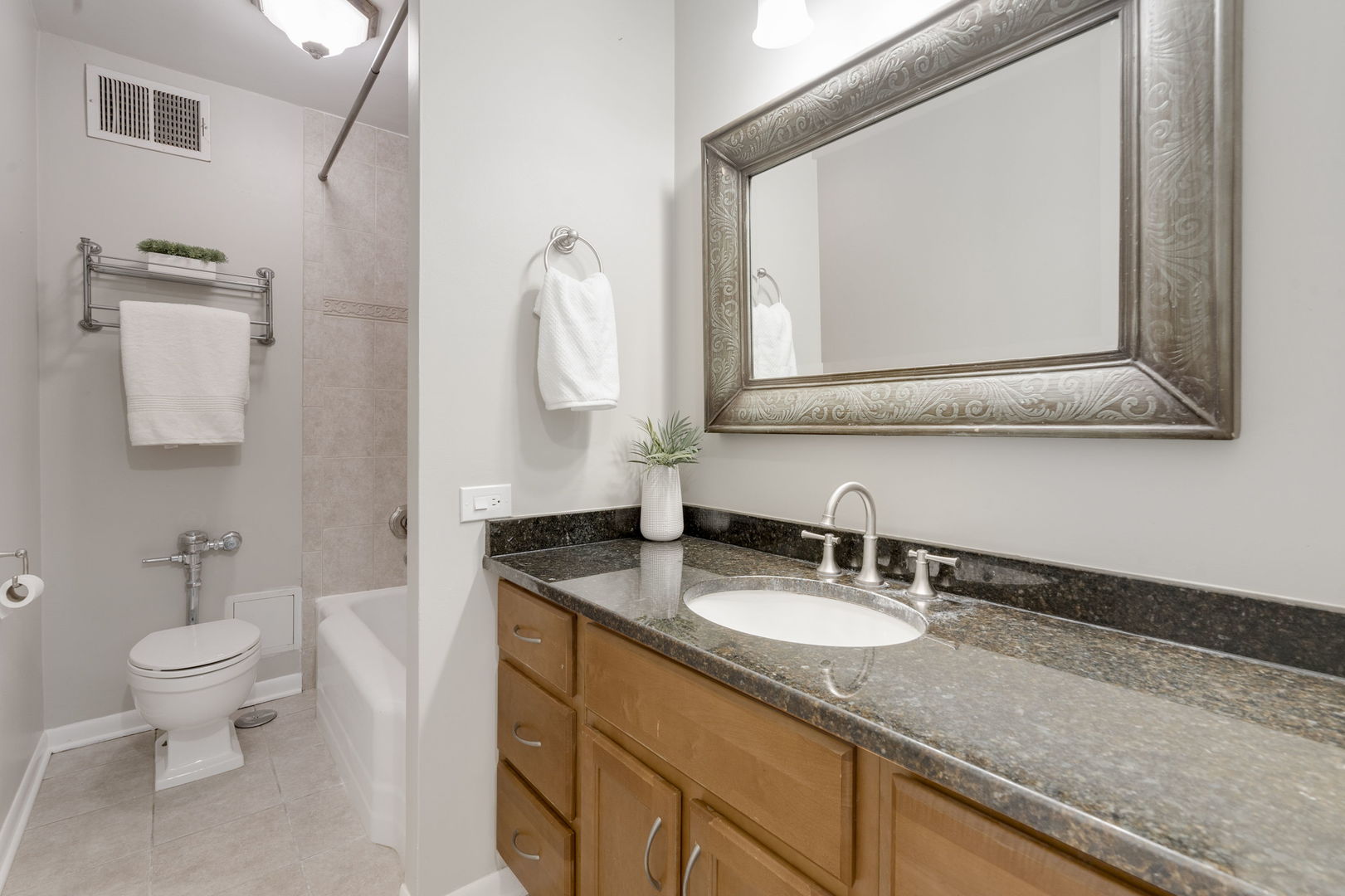 535 N Michigan Avenue Unit: 2205