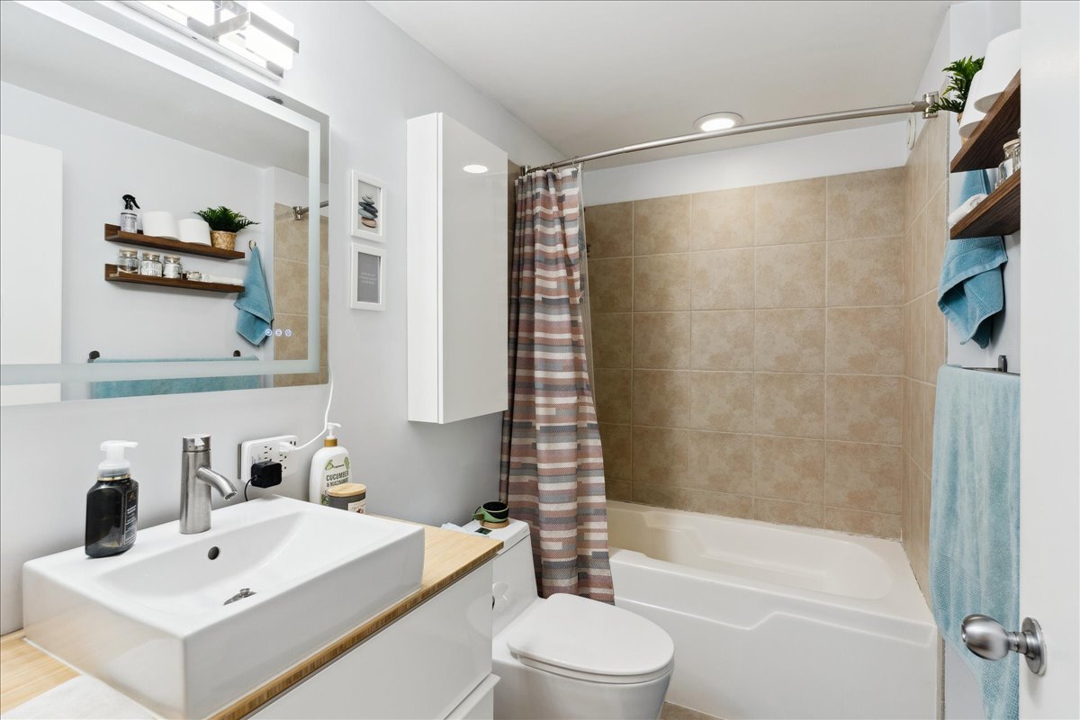 1122 W Catalpa Avenue Unit: 502