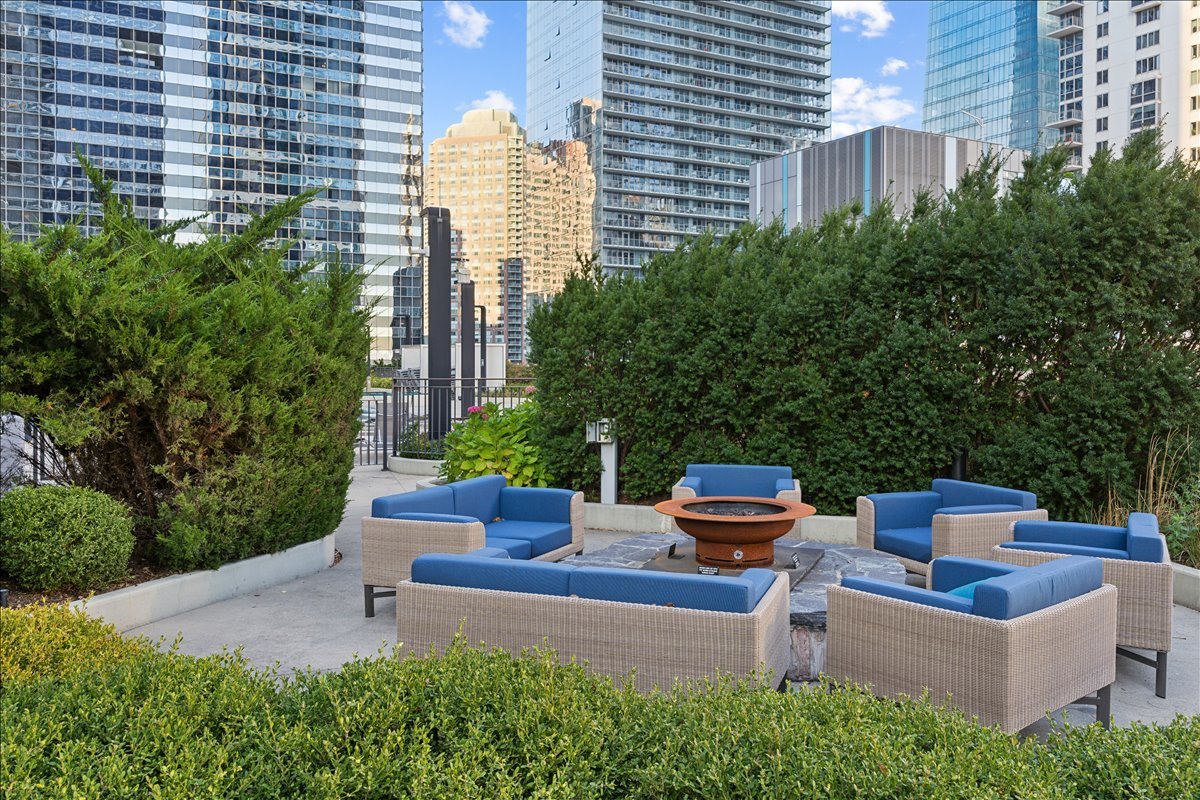 225 N Columbus Drive Unit: 7507