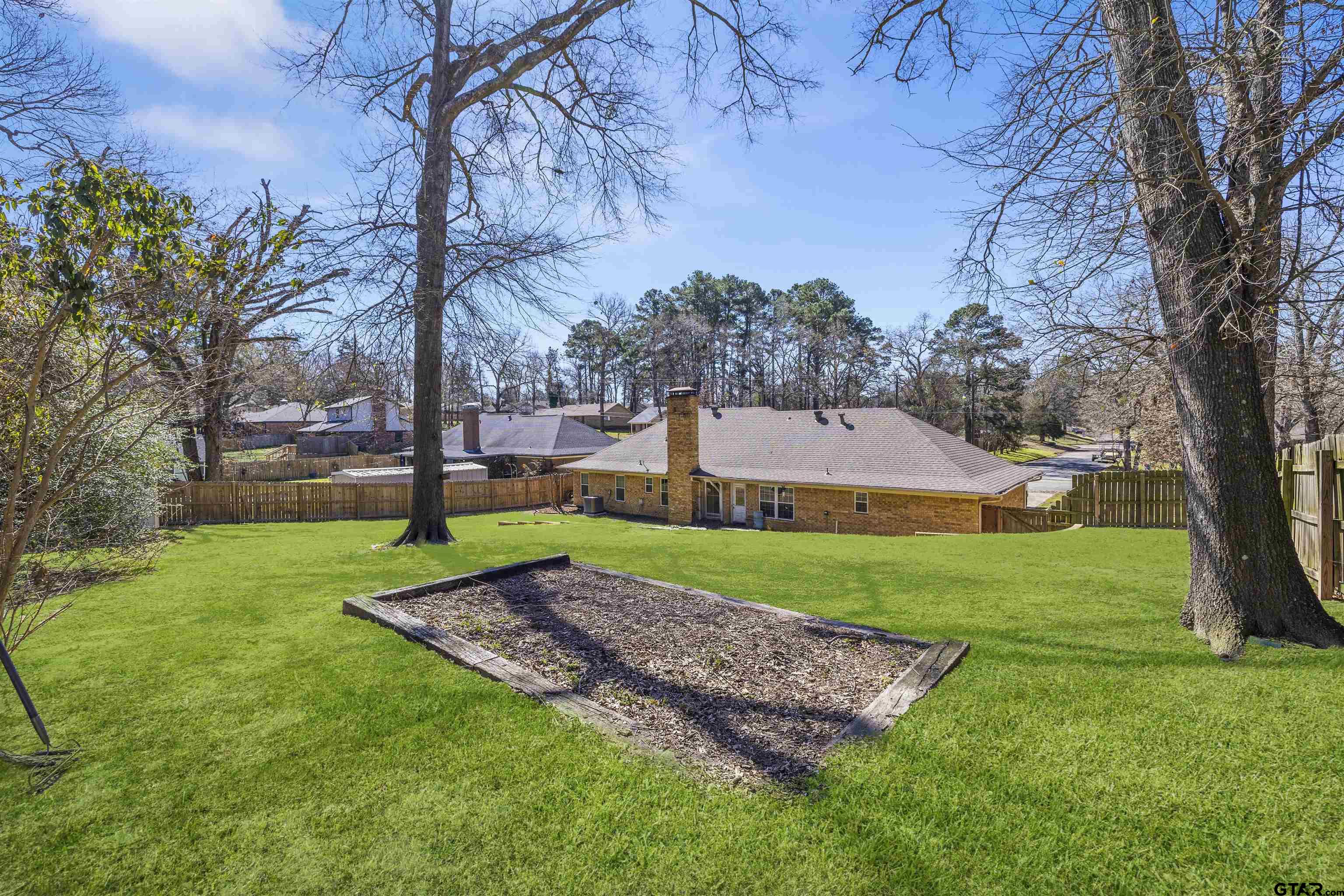 10858 Knollwood Dr