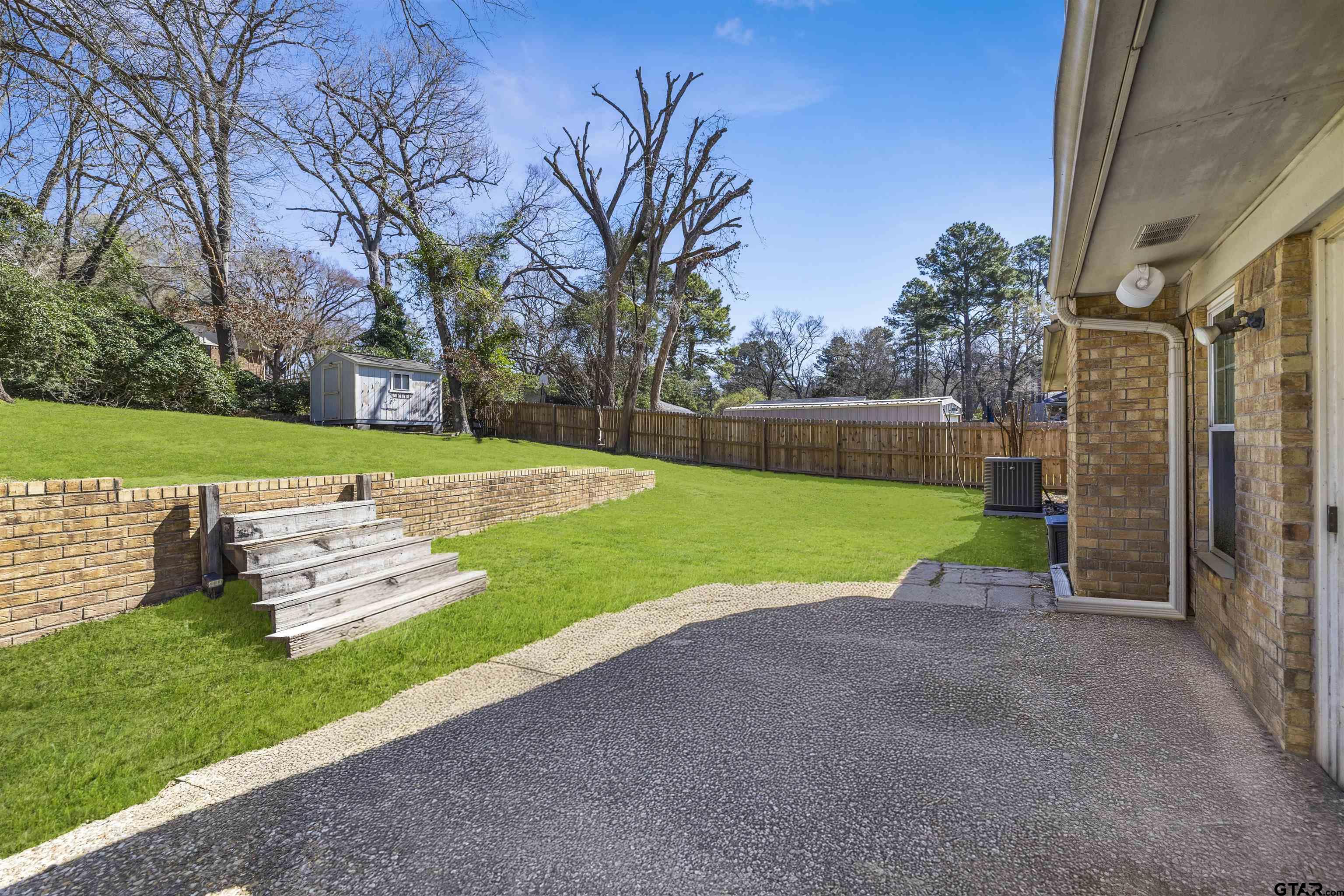 10858 Knollwood Dr