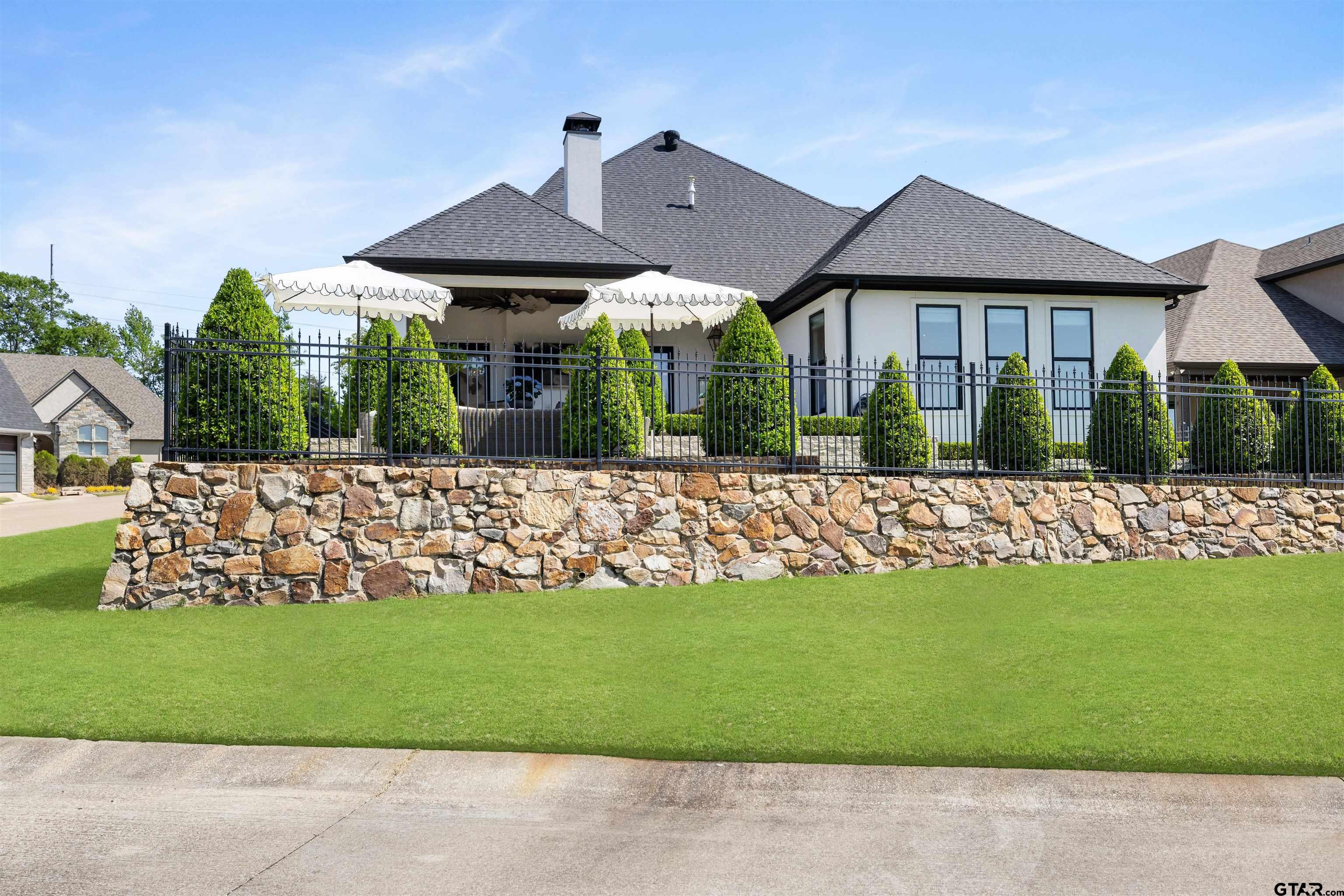 940 La Vista Drive