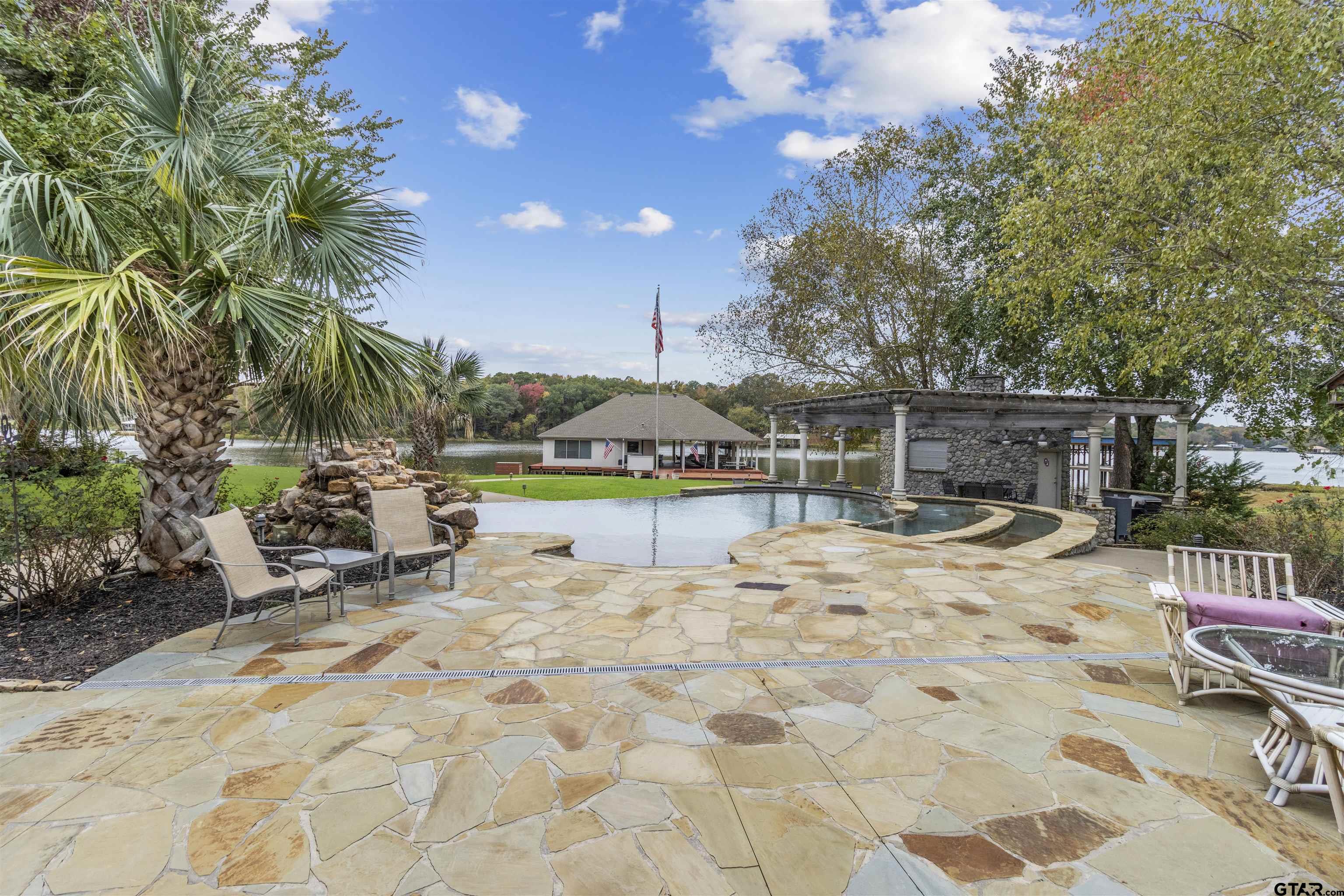 13735 Peninsula