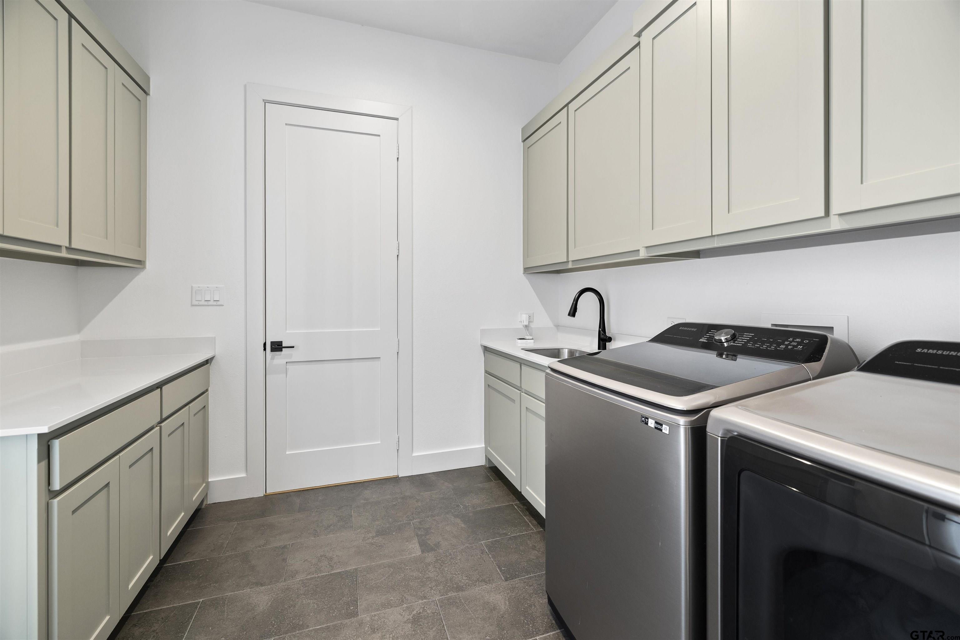 2432 Bellview Circle