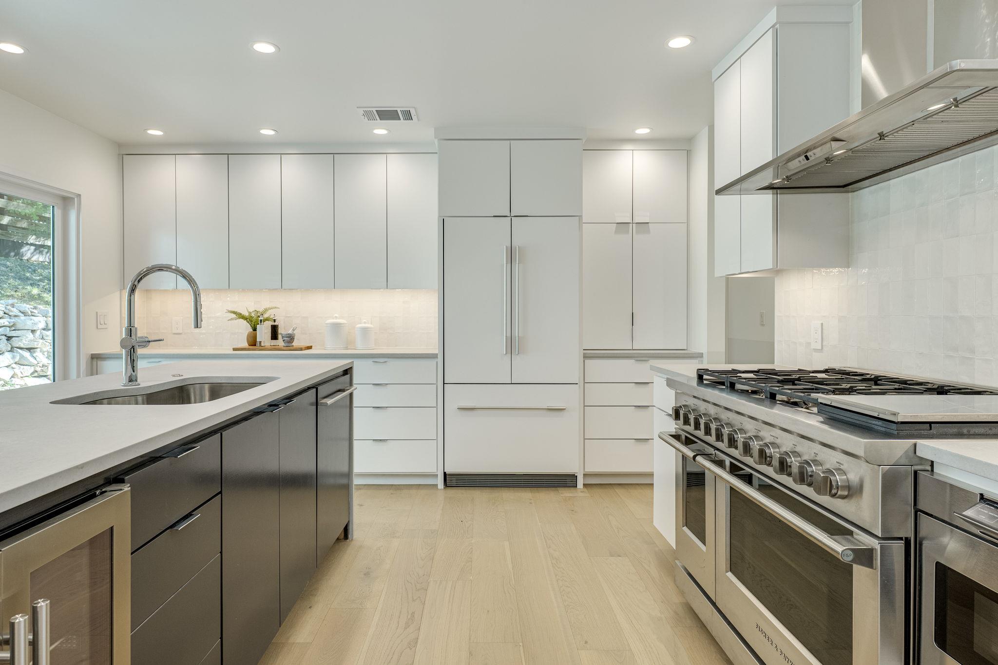 5706 Highland Hills CIR