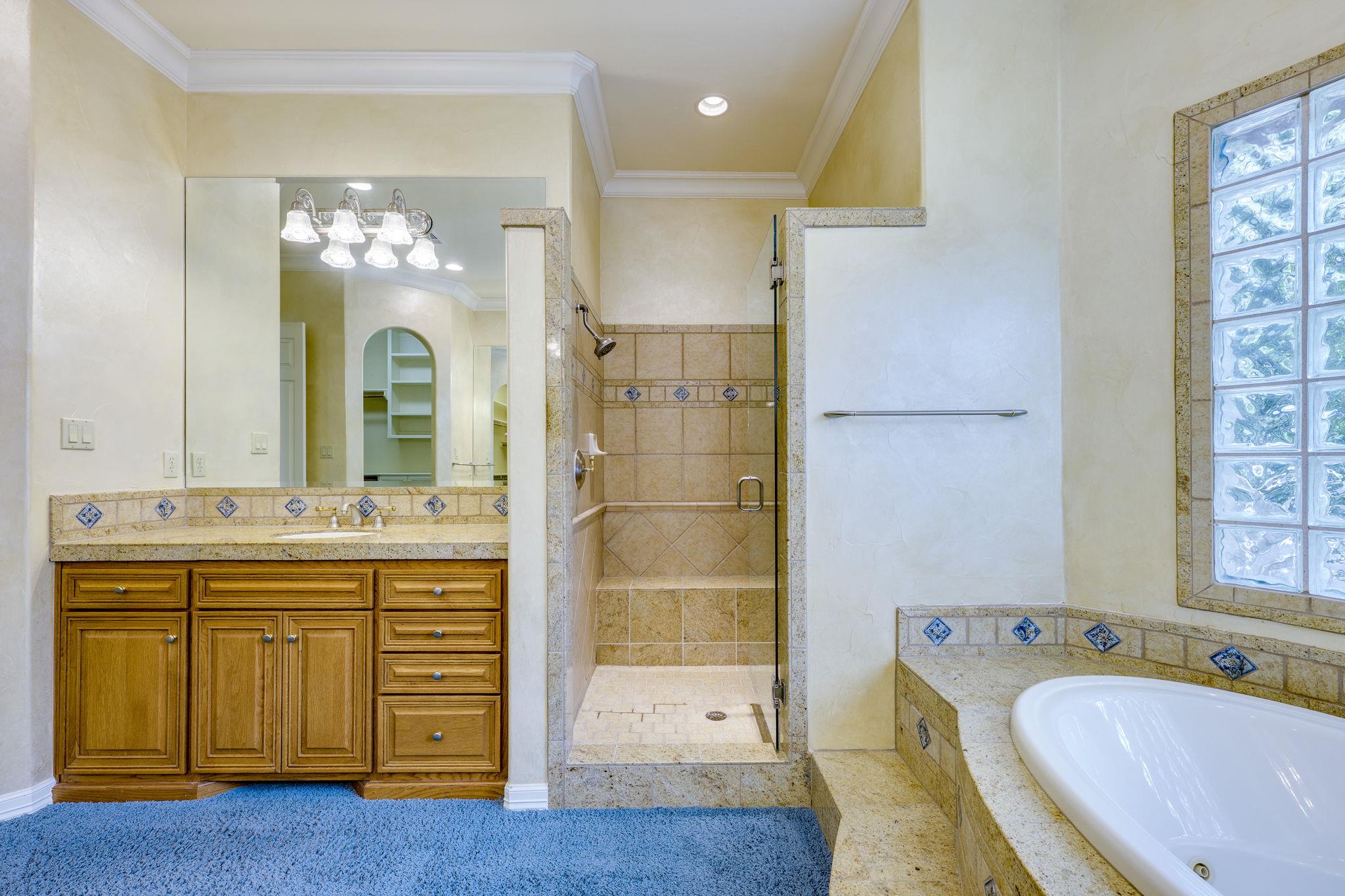 106 Lakeway Hills CV
