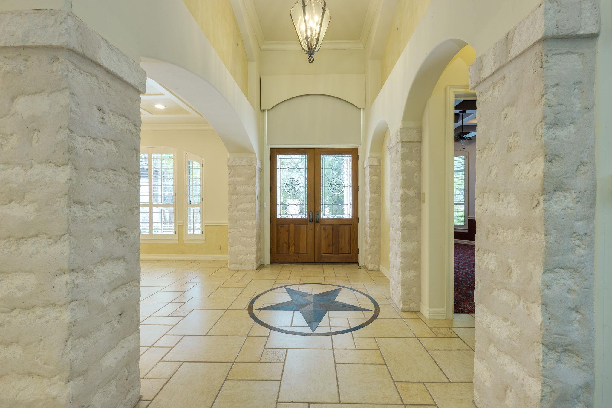 106 Lakeway Hills CV