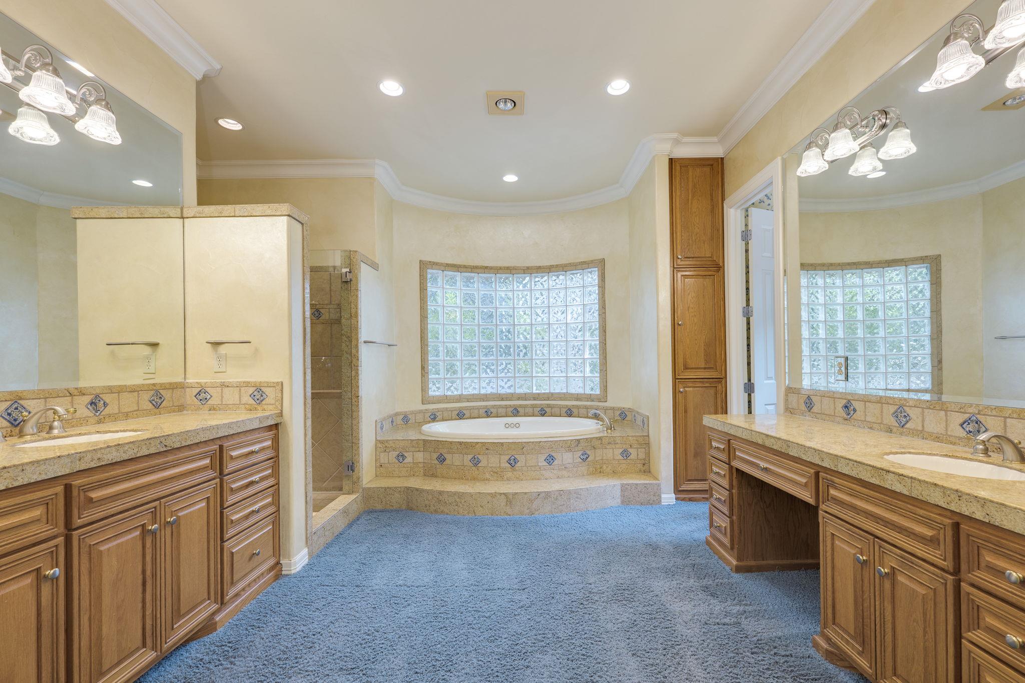 106 Lakeway Hills CV