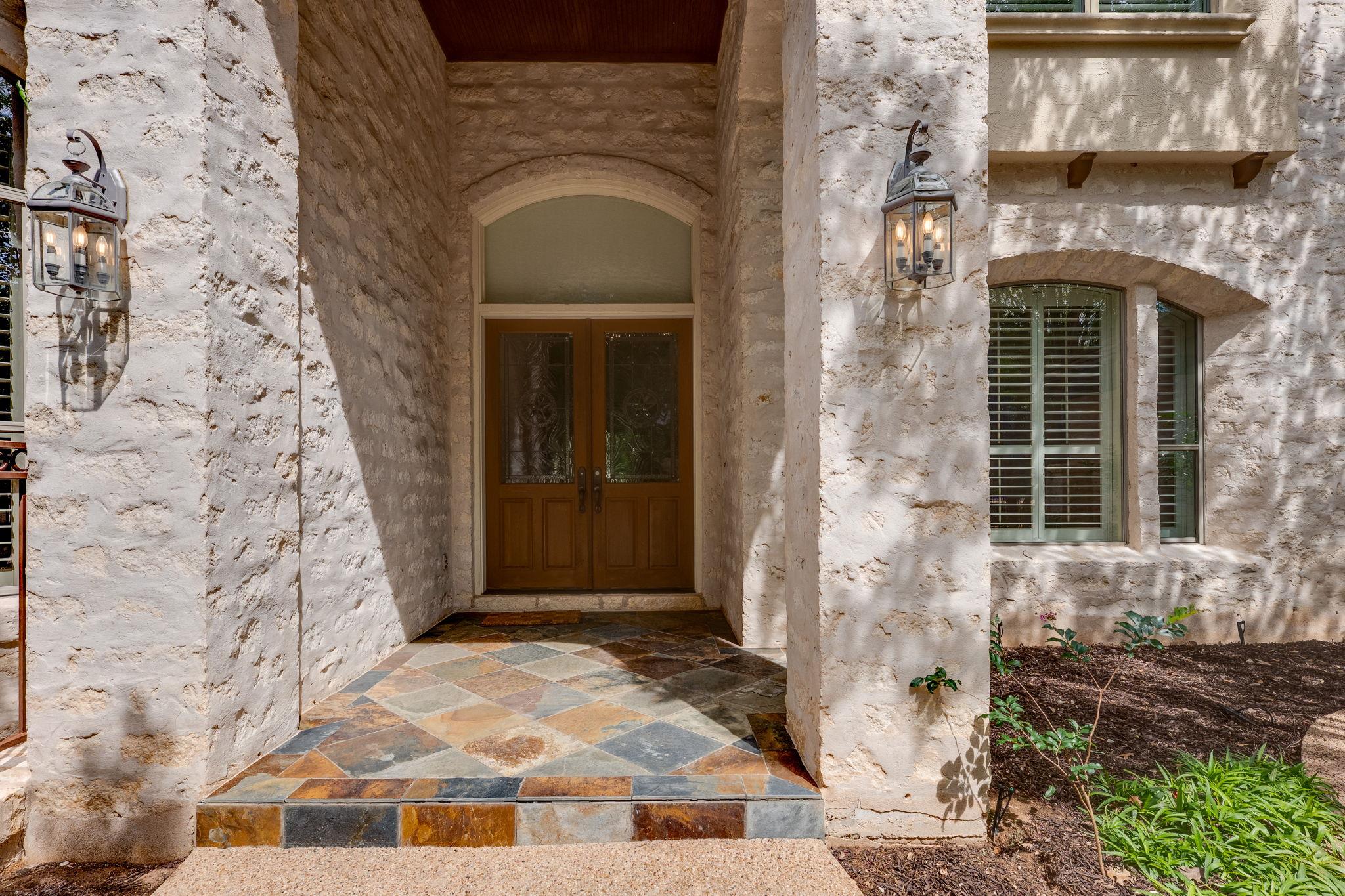 106 Lakeway Hills CV