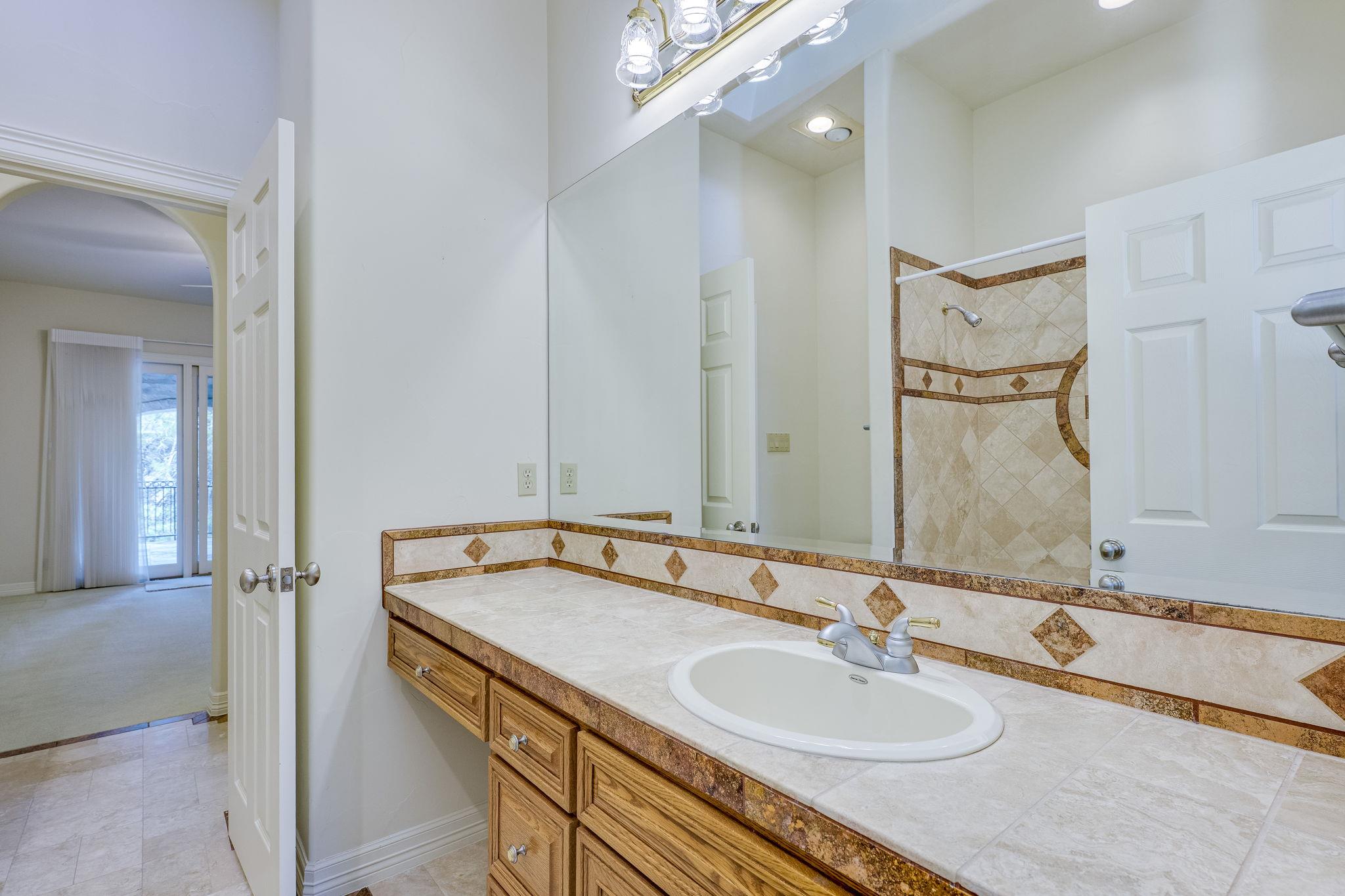 106 Lakeway Hills CV