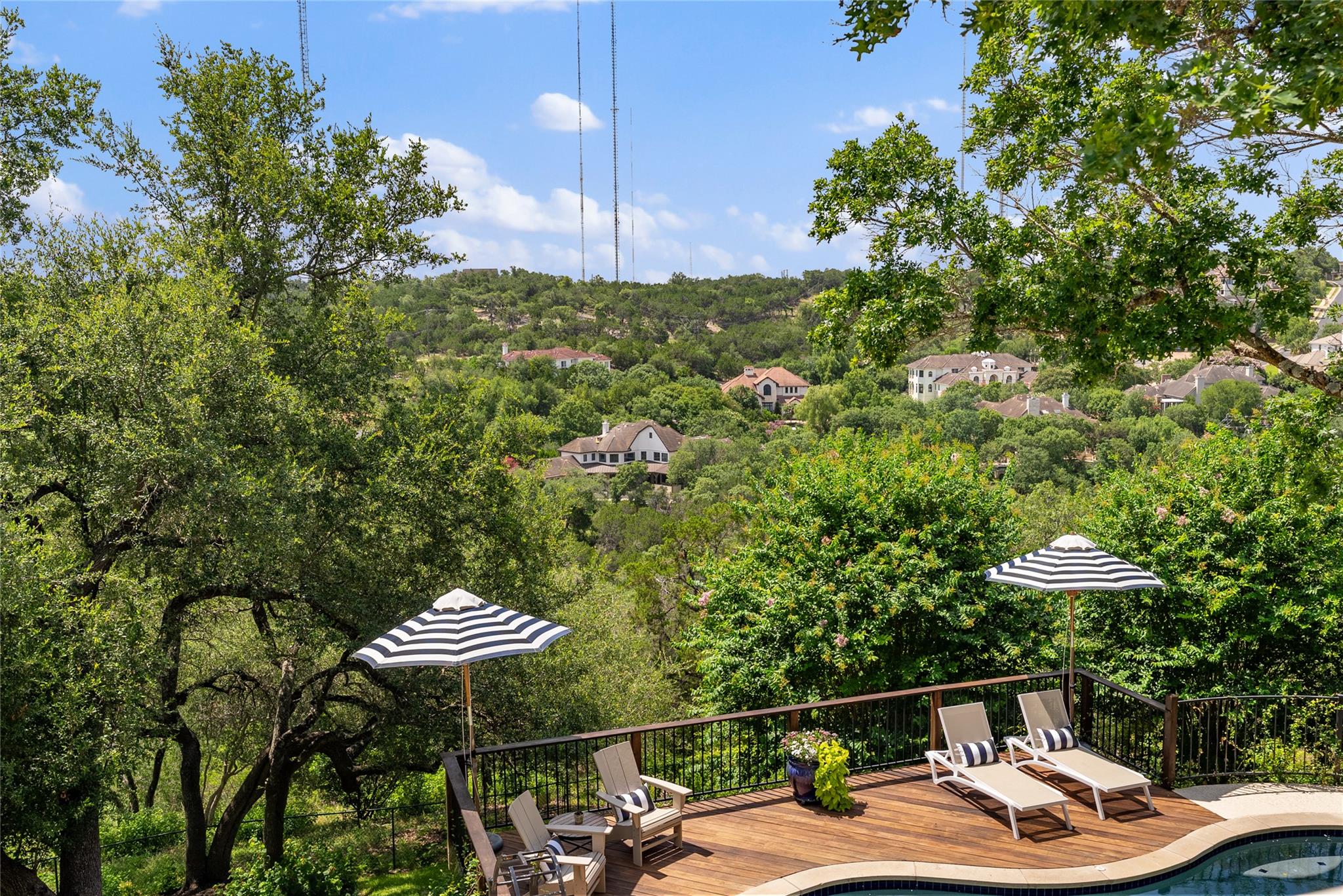 3107 Lookout LN