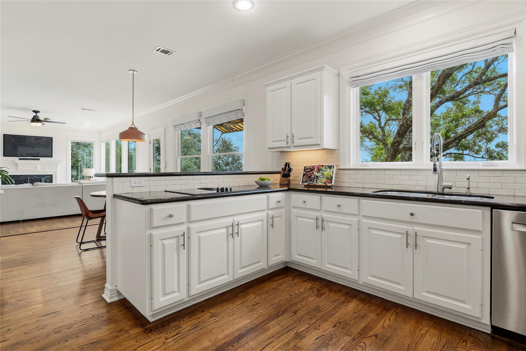 3107 Lookout LN