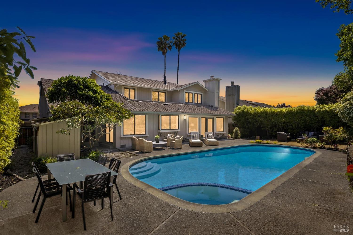 87 Peacock Dr