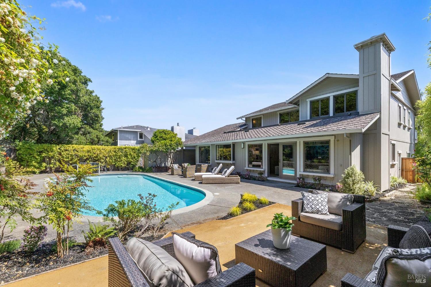 87 Peacock Dr