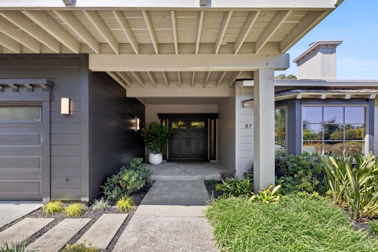 87 Peacock Dr