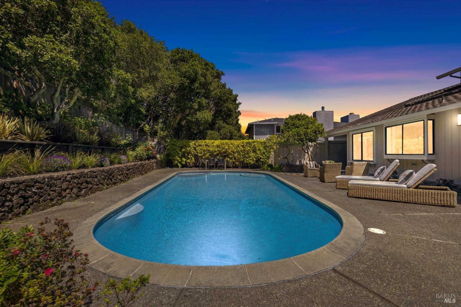 87 Peacock Dr