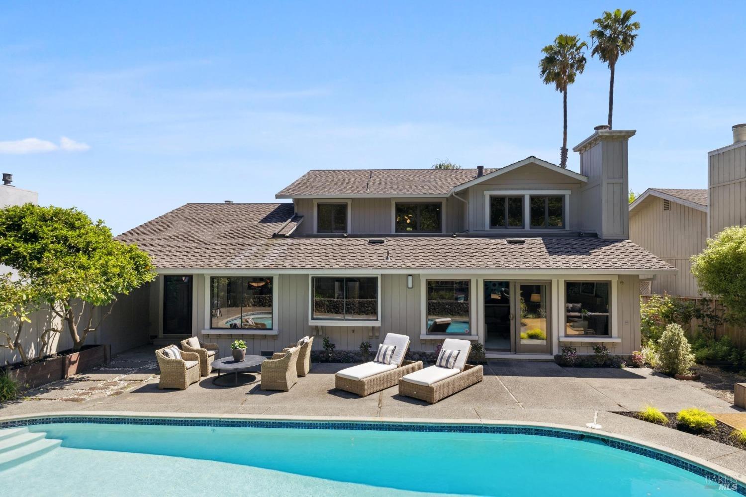 87 Peacock Dr
