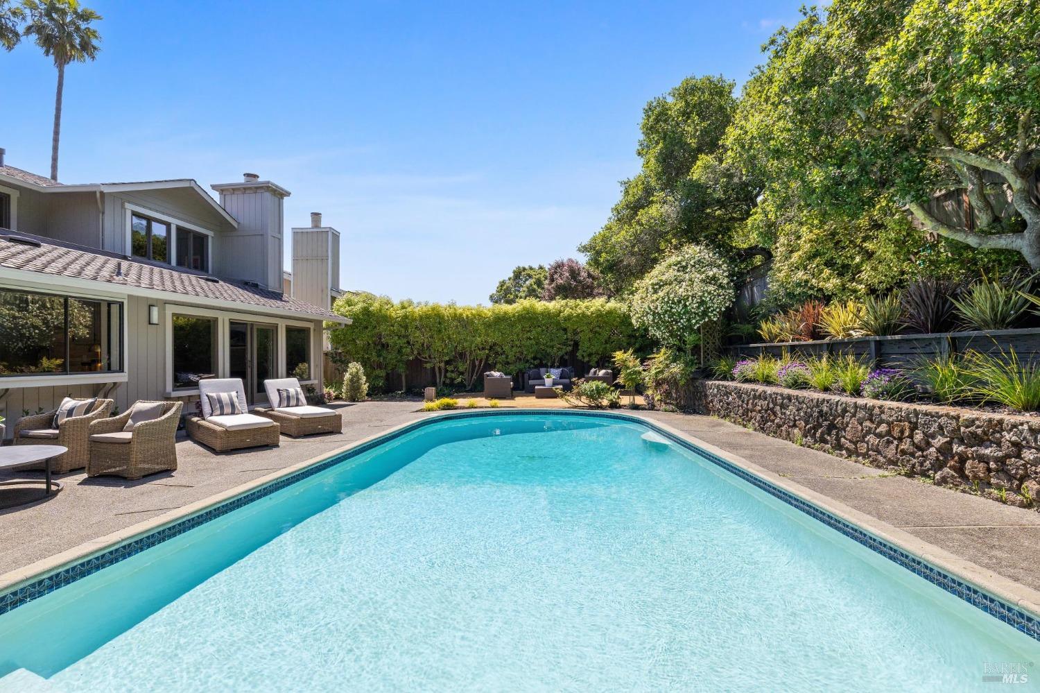 87 Peacock Dr