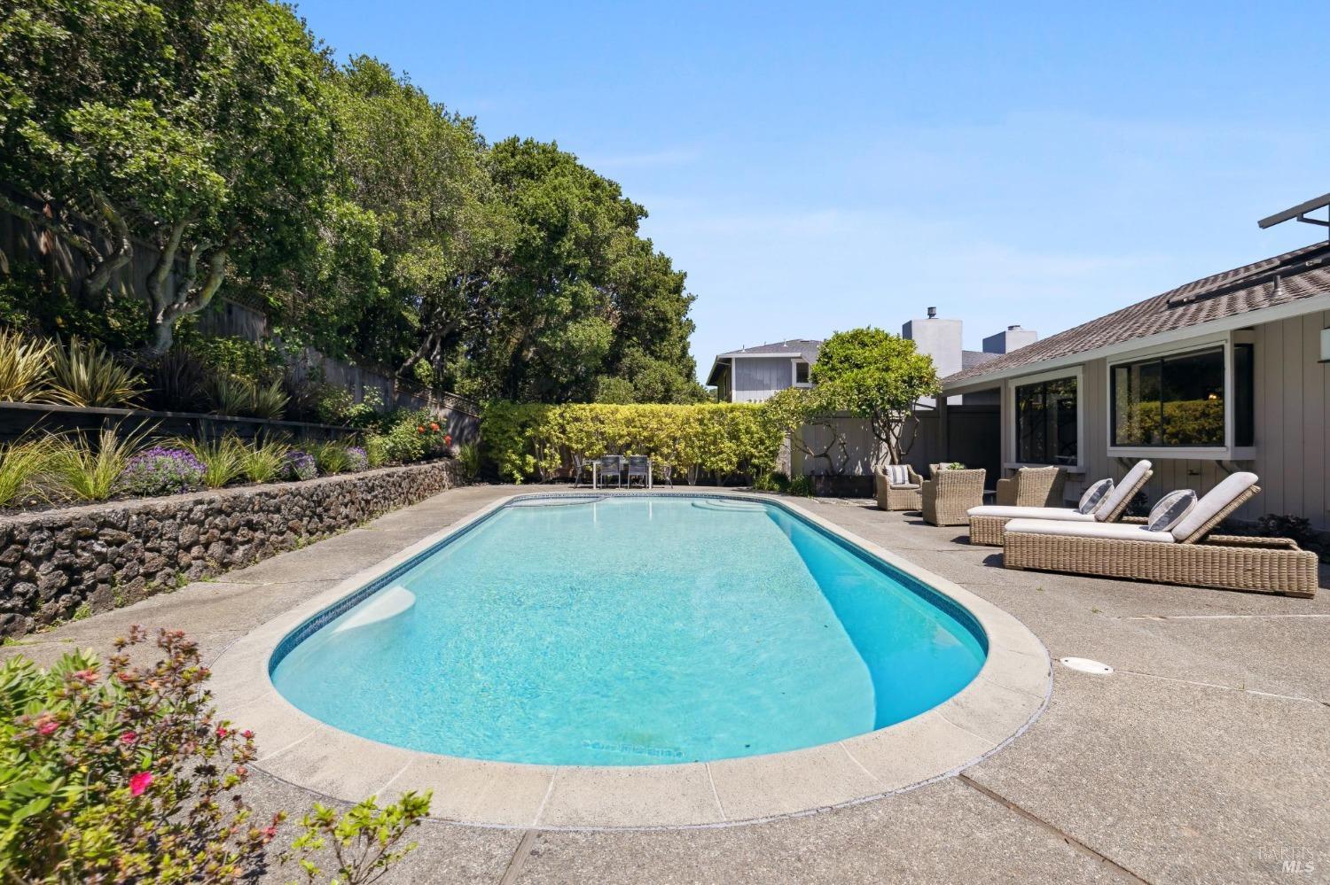 87 Peacock Dr