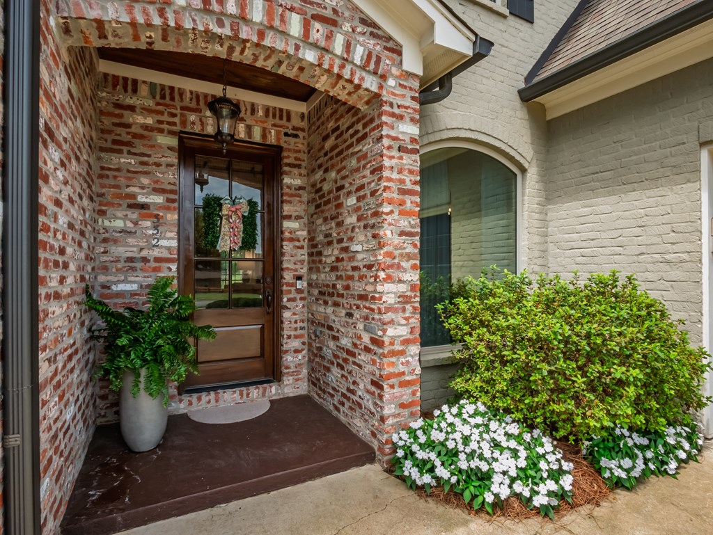 332 Windsor Drive N