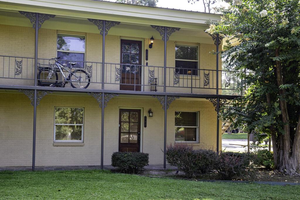 105 Orleans Oaks Ln